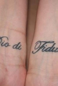 黑色手腕意大利字符纹身图案