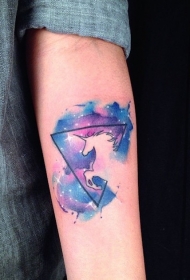 手臂神秘的彩色三角形空间纹身图案