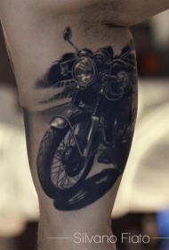 大臂内侧现实主义风格哈雷摩托车纹身图案