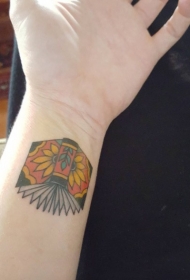 手腕彩色书与花卉封面设计纹身图案