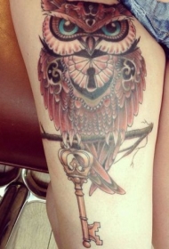 大腿彩色大猫头鹰形锁纹身图案