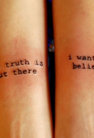 简单黑色英文字母和红色小飞碟手臂纹身图案