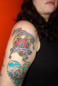 女性肩部爱心与景观纹身图片