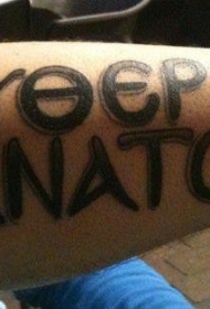 胸部厚厚的黑色字母与数字纹身图案