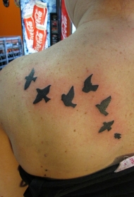 背部小清新七只小鸟纹身图案