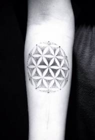 手臂部落风格黑色点刺花卉纹身图案