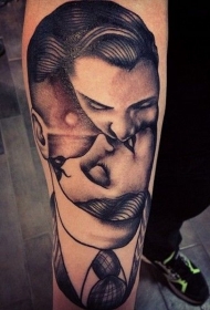 手臂黑灰接吻情侣肖像纹身图案