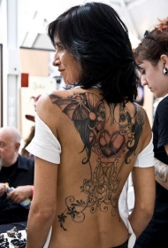 女生背部死亡骷髅和心形玫瑰纹身图案