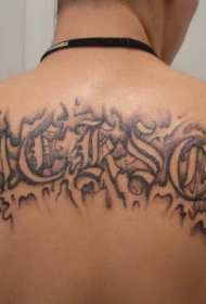 背部黑色的碑文字母纹身图案