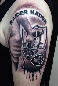 大臂黑灰风格字母和盾牌纹身图案