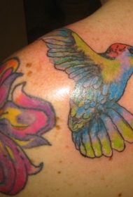 肩部彩色风景如画的蜂鸟纹身图案