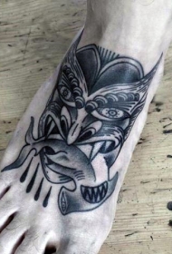 脚背黑色点刺锤头鲨与恶魔般若纹身图案