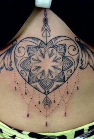 腹部漂亮的黑色点刺心形花卉纹身图案
