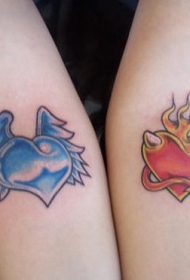 手臂蓝色和红色的心形纹身图案