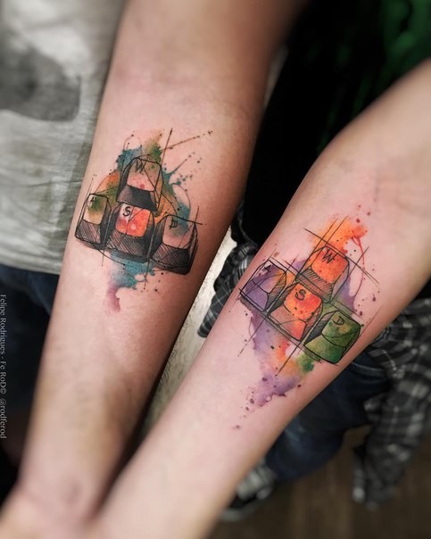 手臂水彩风格的键盘纹身图案