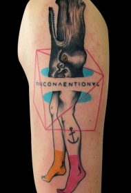 手臂彩色半纵行半人的纹身图案