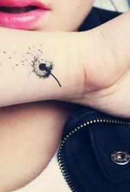 手臂简单的黑白蒲公英纹身图案