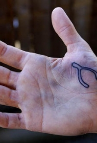 男性手腕简约小镊子纹身图案