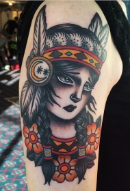 肩部老派风格的彩色印度妇女与鲜花纹身