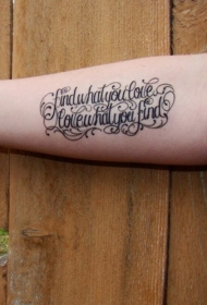 手臂黑色藤蔓组合的字母纹身图案