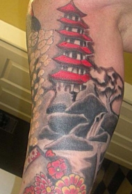 大臂亚洲风格彩色寺庙与花朵纹身图案