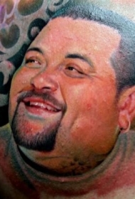 后背写实欧美风微笑男性肖像纹身图案