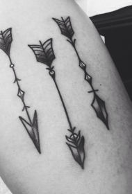 三个黑色的箭黑刺个性纹身图案