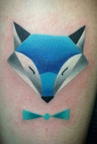 三角形状的卡通狐狸与蓝色蝴蝶结纹身图案