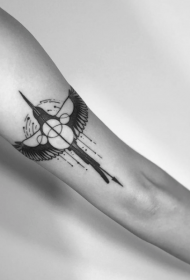 大臂黑色圆形大鸟纹身图案