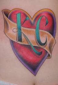 腹部彩色心形与情人的首字母纹身
