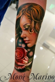 非常美丽的女人肖像与玫瑰手臂纹身图案