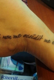 脚部黑色拉丁语字母纹身图案