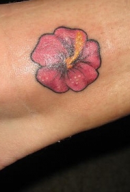 女性腿部粉红色的芙蓉花纹身图案