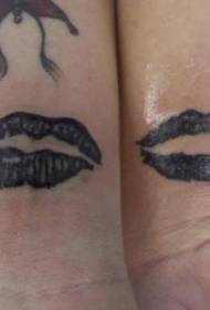 兄弟手腕上的黑色嘴唇纹身图案