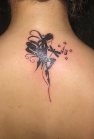 女孩背部优雅的小精灵纹身图案