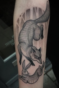 手臂点刺狐狸和兔子的纹身图案