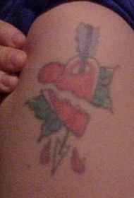 破碎的心形与箭彩绘纹身图案
