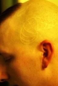 头部白色墨水骷髅头纹身图案