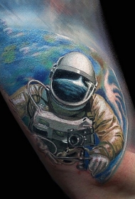 写实风格的地球和宇航员手臂纹身图案