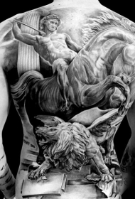巨大的黑白战士马和狮子满背纹身图案