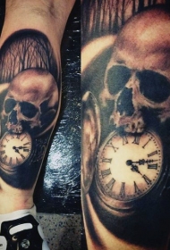 腿部棕色骷髅头与时钟纹身图片