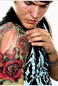 肩部欧美彩色祈祷手与玫瑰纹身图案