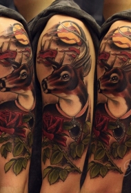 大臂彩色的鹿与花朵纹身图案