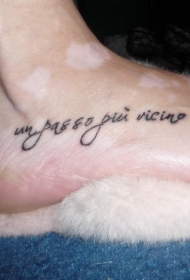 脚部意大利英文字母纹身图片