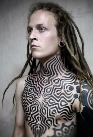 男性胸部黑色神秘饰品纹身图案