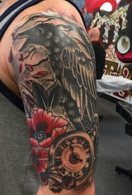 肩部戏剧风格的彩色大乌鸦纹身图案