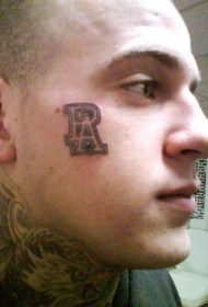 脸部两个英文字母纹身图案