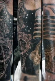 大臂神秘的黑色骷髅与麦克风音符纹身图案