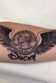 手臂黑色硬币与翅膀和字母纹身图案