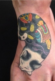 脚背可爱睡觉的猫纹身图案